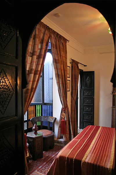 Suite Tchagra riad marrakech lit double et fenetre