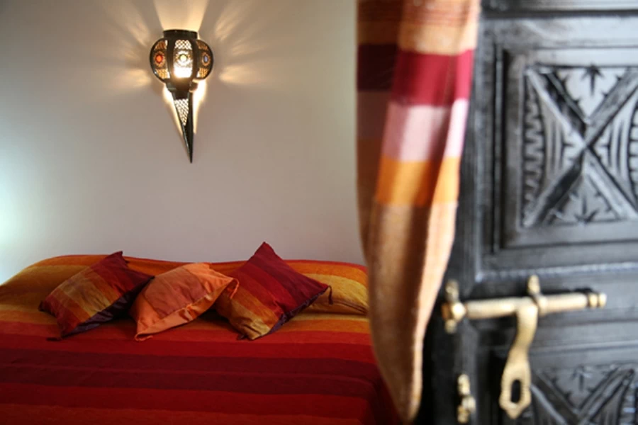 Chambre Ganga riad marrakech à la medina avec salle de bain et un lit double