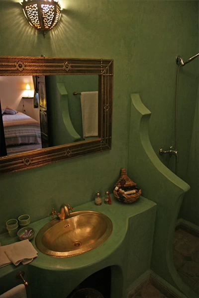 Chambre Guepier riad marrakech avec un lit double, sdb et un salon