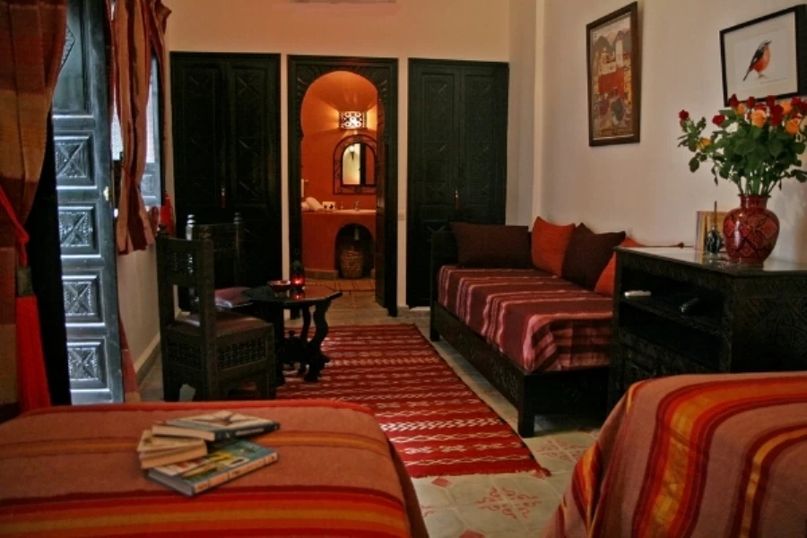 Suite Rougequeue riad à marrakech deux lits et canapé lit et entrer