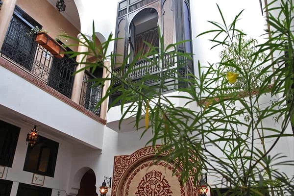 Patio et salon-bibliothèque d'un riad marrakech avec patio et terrasss
