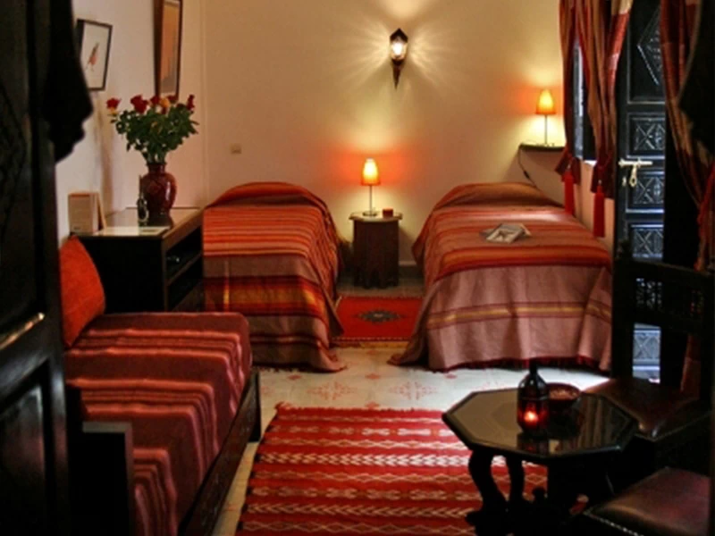Suite Rougequeue riad à marrakech deux lits et canapé lit et table