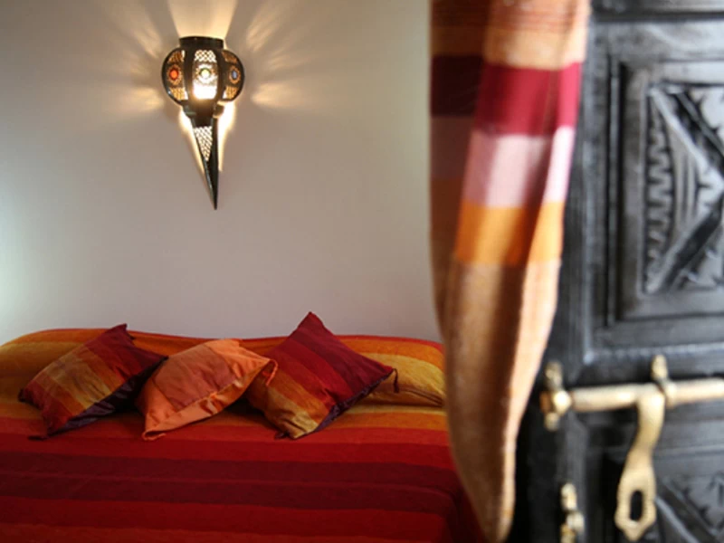 Chambre Ganga riad marrakech à la medina avec salle de bain et un lit double rouge